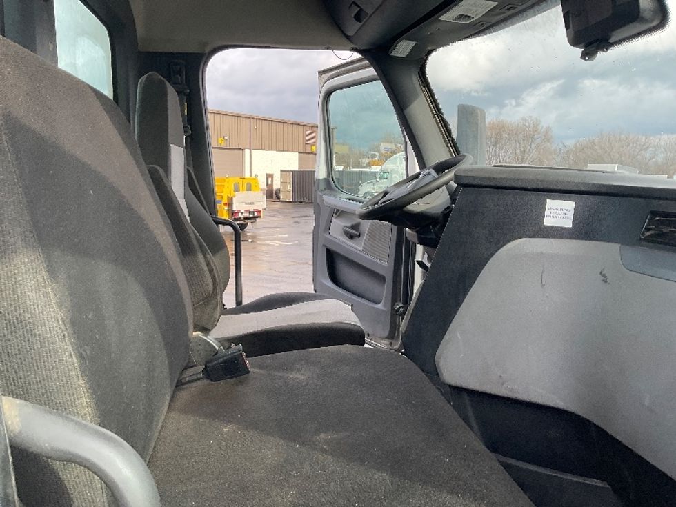 Day Cab Tractor-Heavy Duty Tractors-Freightliner-2020-T12664ST-Canton-OH-482,582\n\t\tmiles-$ 42,500 - Image 14