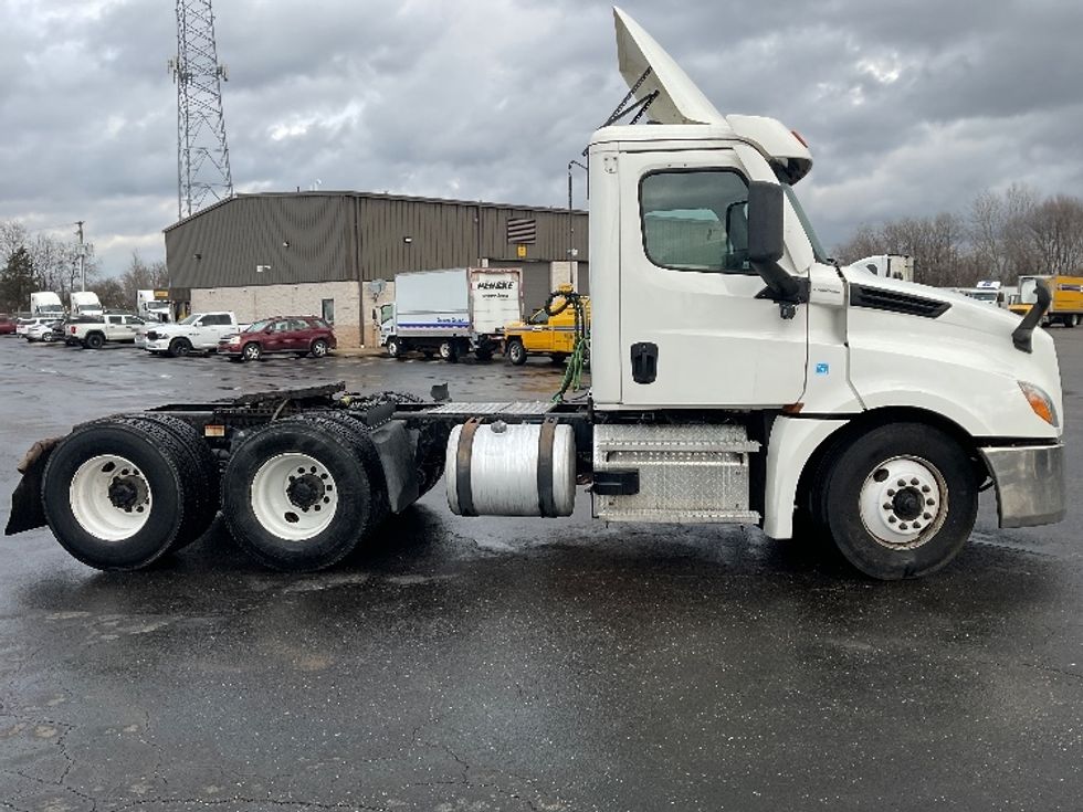 Day Cab Tractor-Heavy Duty Tractors-Freightliner-2020-T12664ST-Canton-OH-482,582\n\t\tmiles-$ 42,500 - Image 8