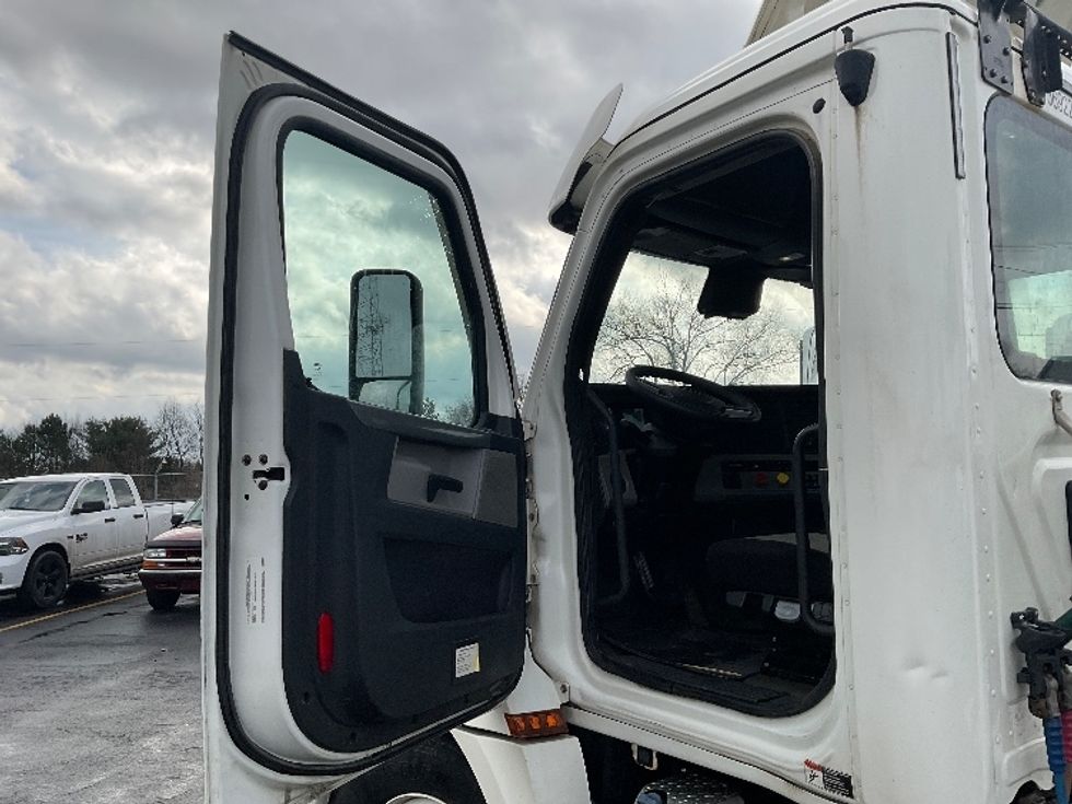 Day Cab Tractor-Heavy Duty Tractors-Freightliner-2020-T12664ST-Canton-OH-482,582\n\t\tmiles-$ 42,500 - Image 9