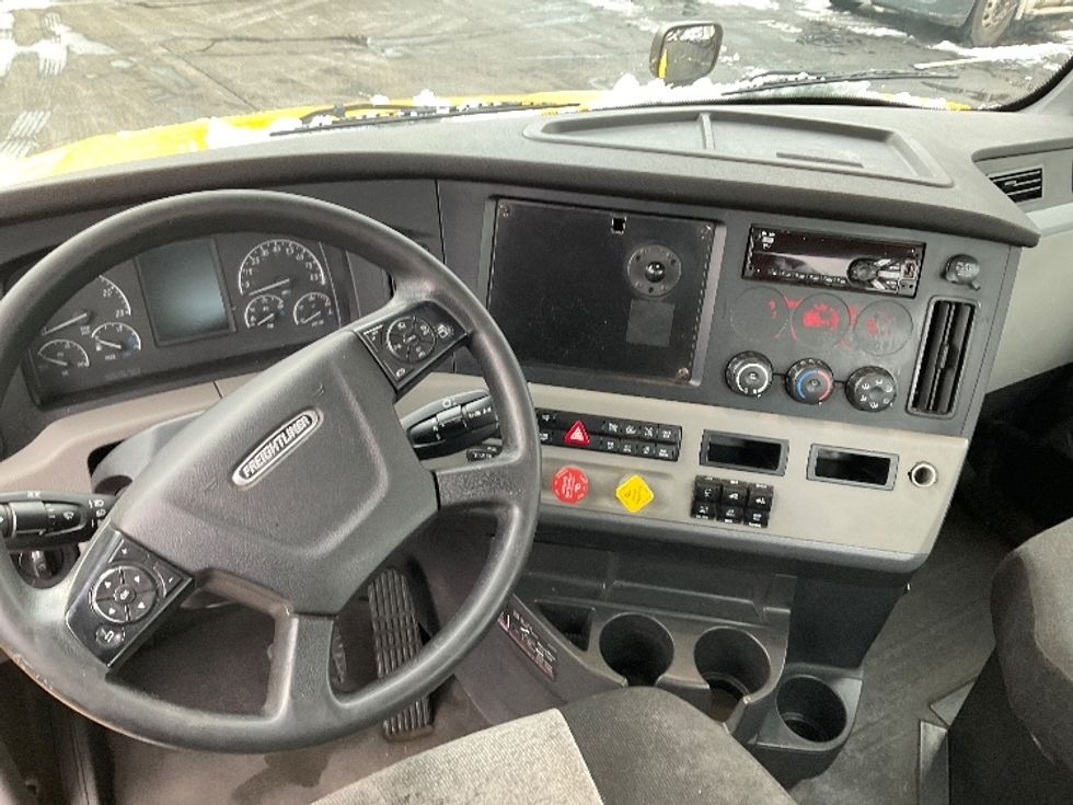 Day Cab Tractor-Heavy Duty Tractors-Freightliner-2020-T12664ST-Capitol Heights-MD-222,686\n\t\tmiles-$ 55,500 - Image 11