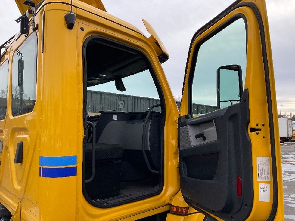 Day Cab Tractor-Heavy Duty Tractors-Freightliner-2020-T12664ST-Capitol Heights-MD-222,686\n\t\tmiles-$ 55,500 - Image 12