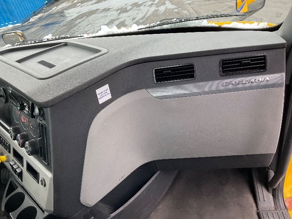 Day Cab Tractor-Heavy Duty Tractors-Freightliner-2020-T12664ST-Capitol Heights-MD-222,686\n\t\tmiles-$ 55,500 - Image 13