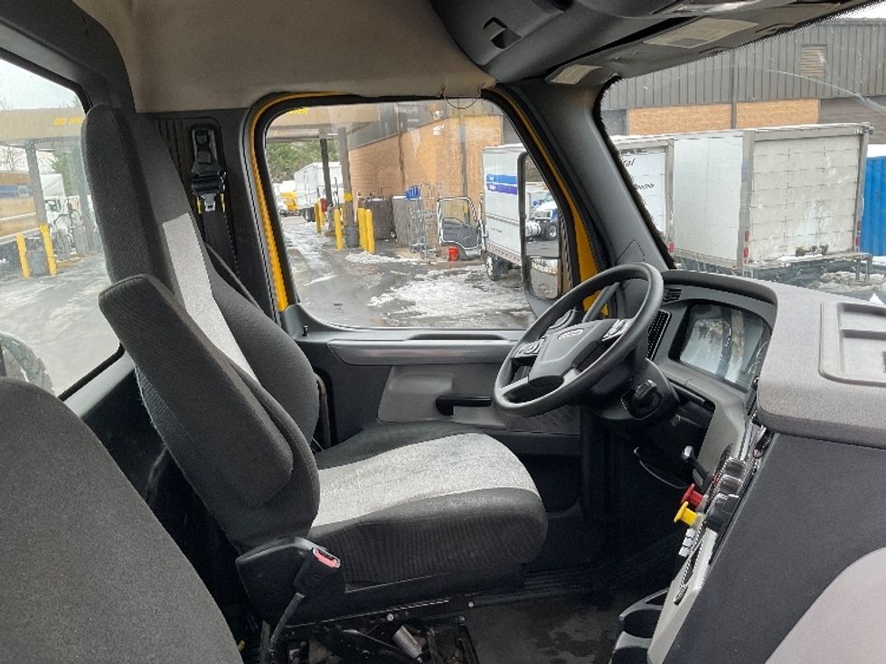 Day Cab Tractor-Heavy Duty Tractors-Freightliner-2020-T12664ST-Capitol Heights-MD-222,686\n\t\tmiles-$ 55,500 - Image 14