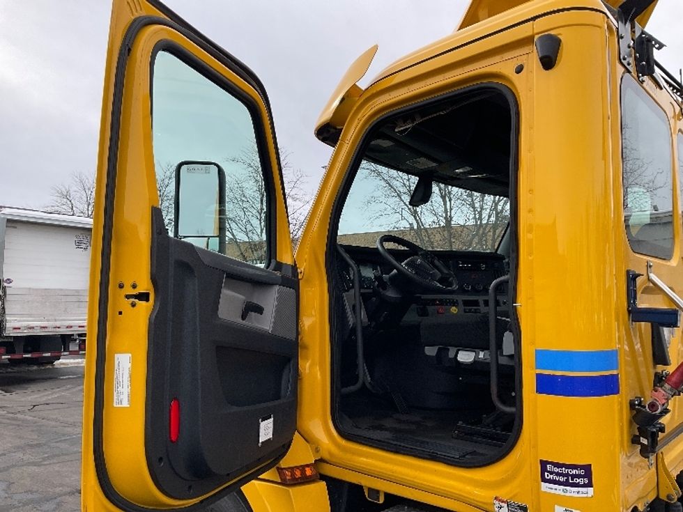 Day Cab Tractor-Heavy Duty Tractors-Freightliner-2020-T12664ST-Capitol Heights-MD-222,686\n\t\tmiles-$ 55,500 - Image 9
