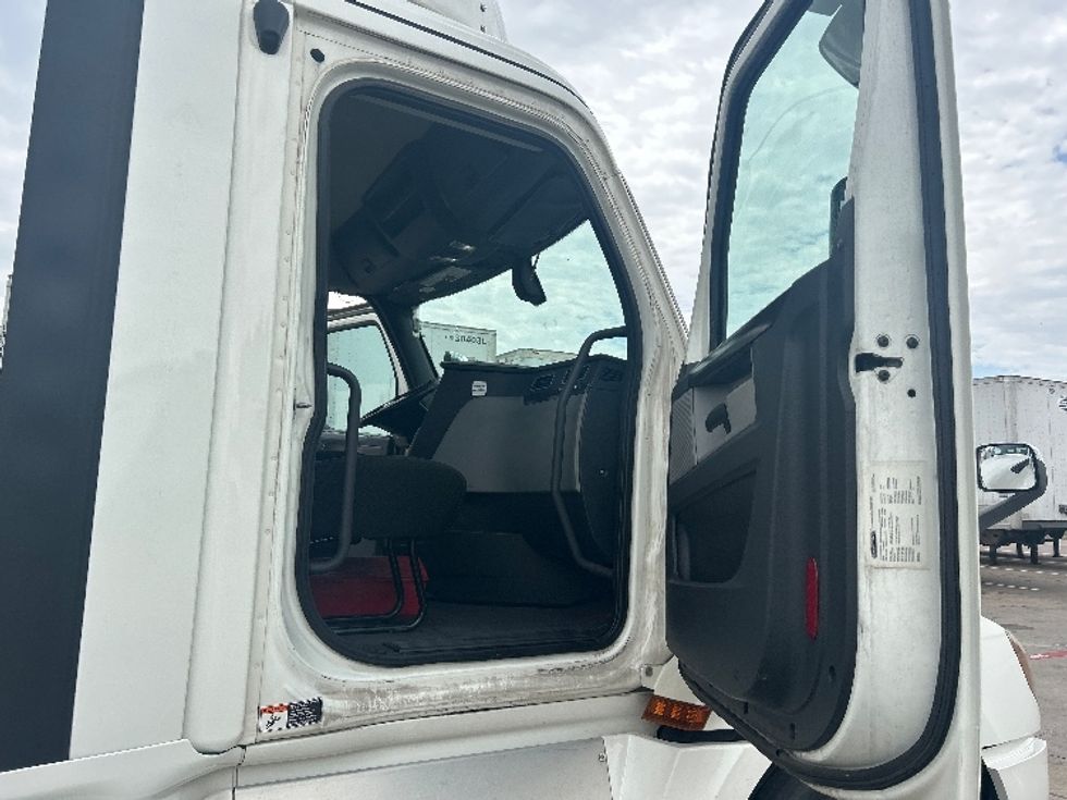Day Cab Tractor-Heavy Duty Tractors-Freightliner-2020-T12664ST-Carrollton-TX-237,984\n\t\tmiles-$ 62,500 - Image 12