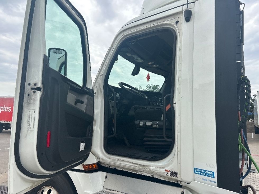 Day Cab Tractor-Heavy Duty Tractors-Freightliner-2020-T12664ST-Carrollton-TX-237,984\n\t\tmiles-$ 62,500 - Image 9