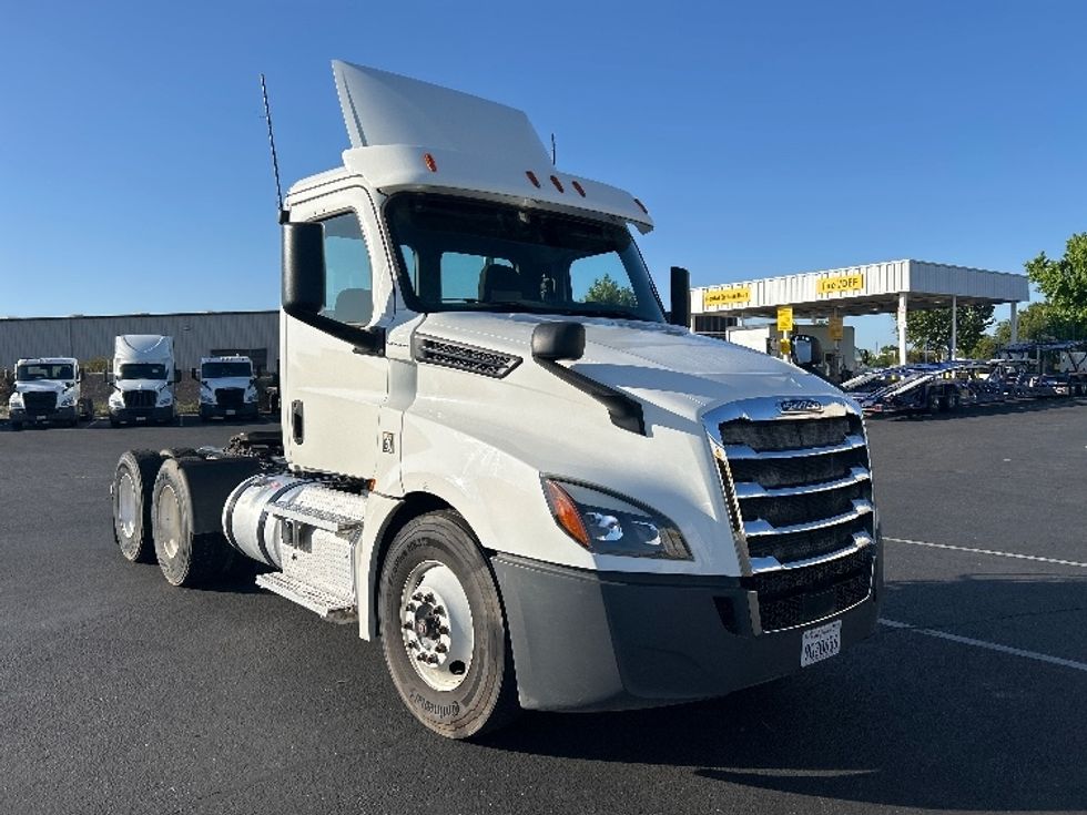 Day Cab Tractor-Heavy Duty Tractors-Freightliner-2020-T12664ST-Ceres-CA-257,151\n\t\tmiles-$ 52,750 - Image 1