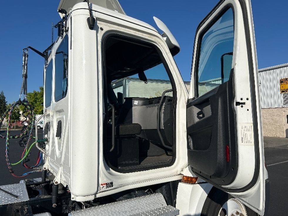 Day Cab Tractor-Heavy Duty Tractors-Freightliner-2020-T12664ST-Ceres-CA-257,151\n\t\tmiles-$ 52,750 - Image 12