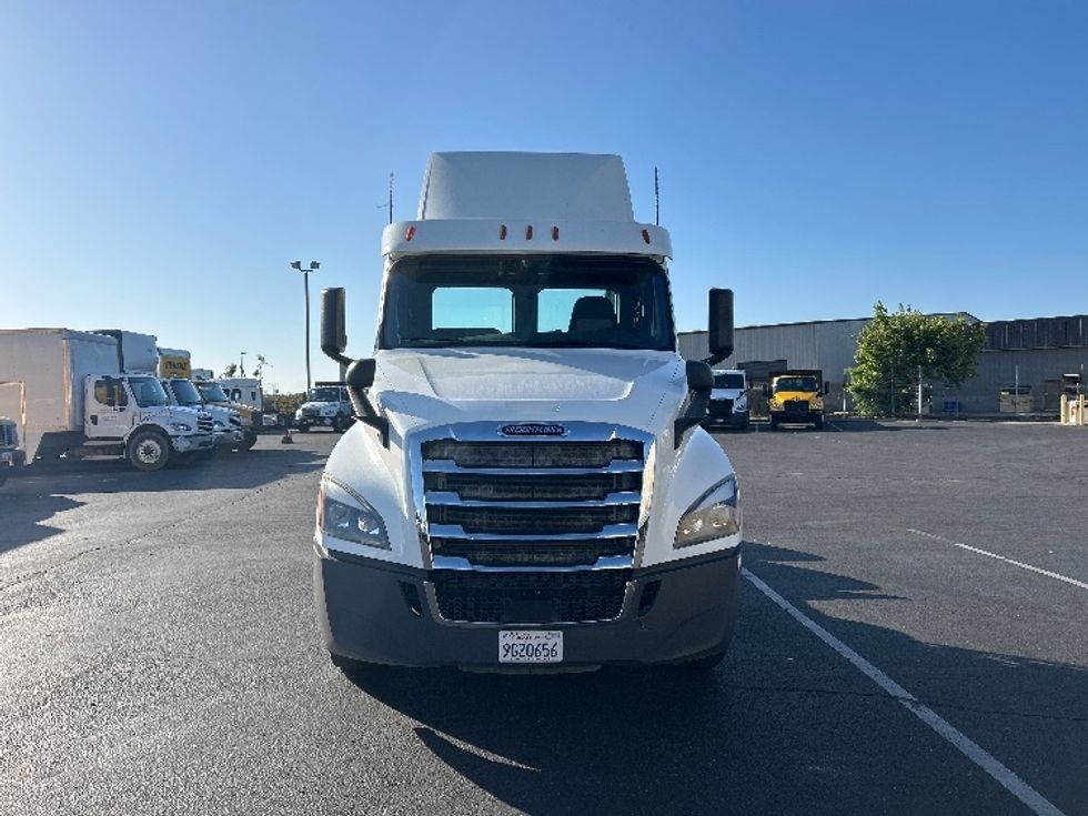 Day Cab Tractor-Heavy Duty Tractors-Freightliner-2020-T12664ST-Ceres-CA-257,151\n\t\tmiles-$ 52,750 - Image 2