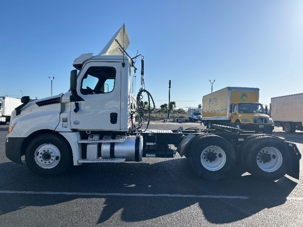 Day Cab Tractor-Heavy Duty Tractors-Freightliner-2020-T12664ST-Ceres-CA-257,151\n\t\tmiles-$ 52,750 - Image 4