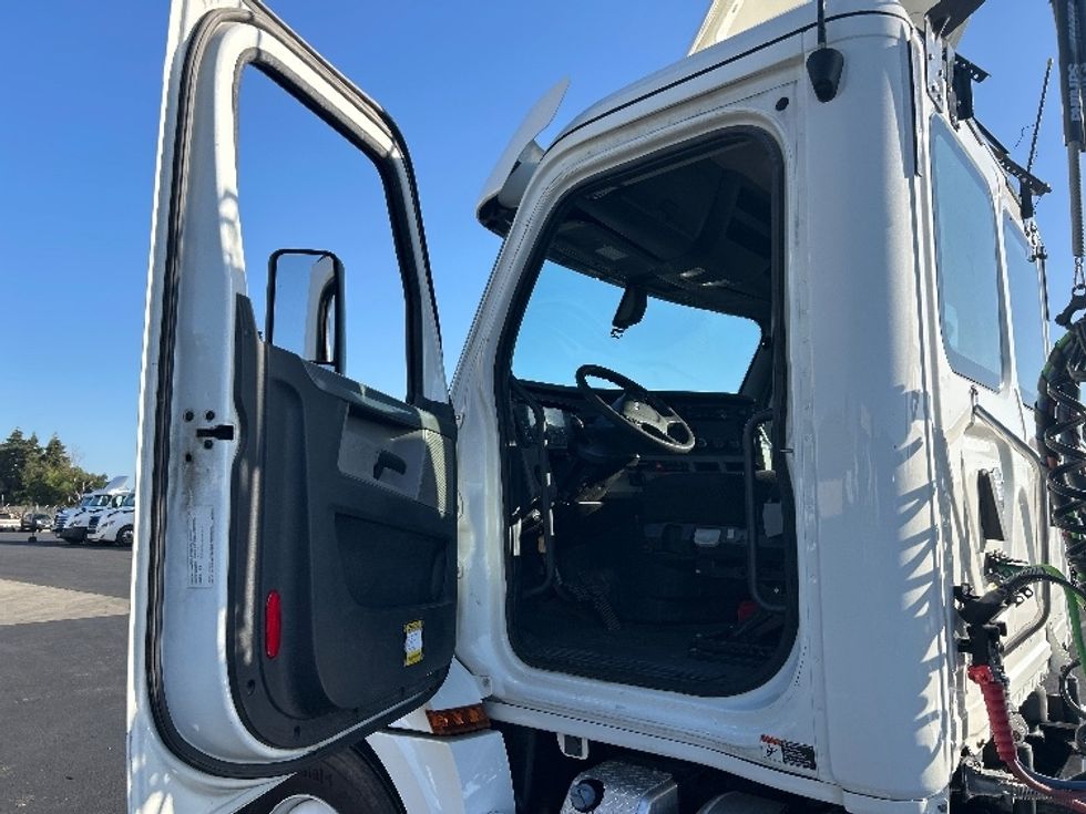 Day Cab Tractor-Heavy Duty Tractors-Freightliner-2020-T12664ST-Ceres-CA-257,151\n\t\tmiles-$ 52,750 - Image 9