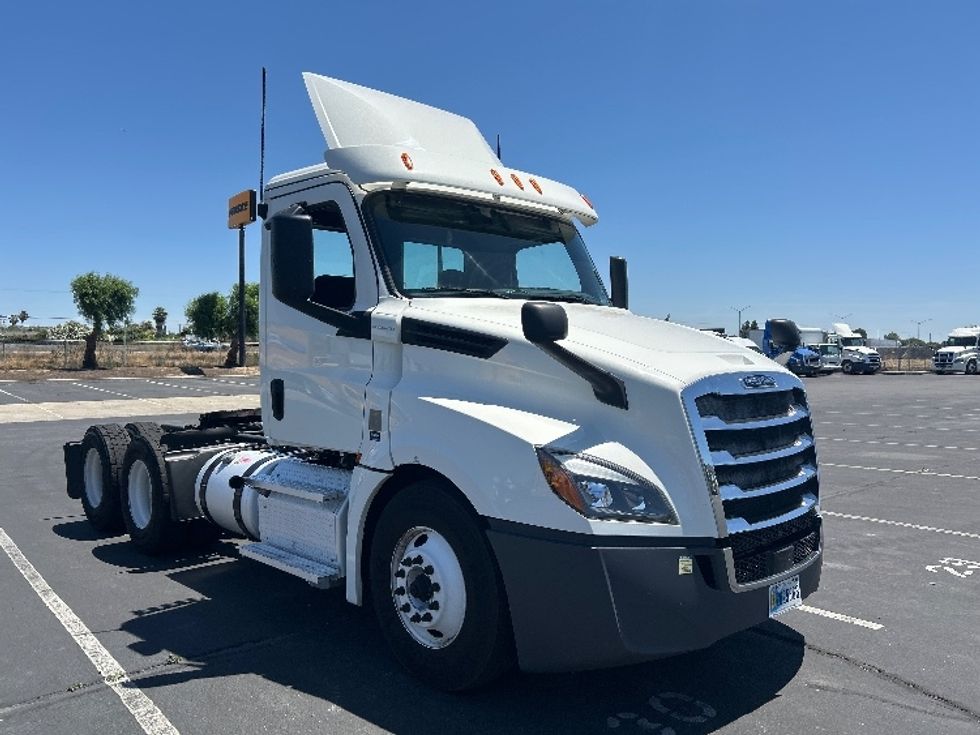 Day Cab Tractor-Heavy Duty Tractors-Freightliner-2020-T12664ST-Ceres-CA-306,155\n\t\tmiles-$ 52,000 - Image 1