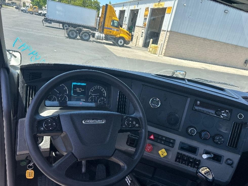 Day Cab Tractor-Heavy Duty Tractors-Freightliner-2020-T12664ST-Ceres-CA-306,155\n\t\tmiles-$ 52,000 - Image 11