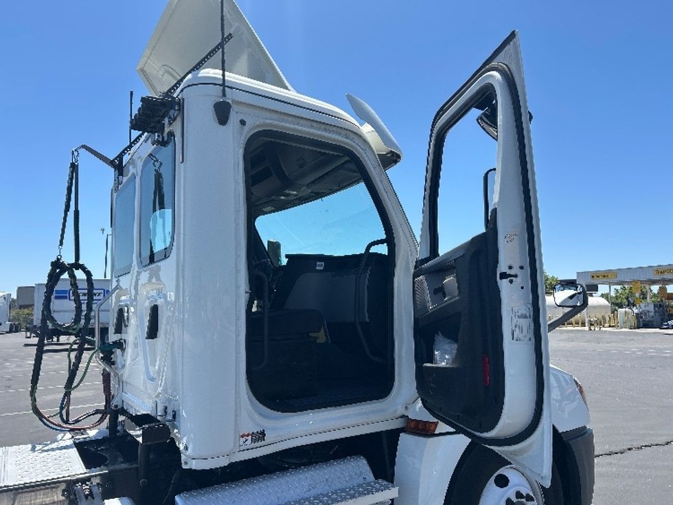 Day Cab Tractor-Heavy Duty Tractors-Freightliner-2020-T12664ST-Ceres-CA-306,155\n\t\tmiles-$ 52,000 - Image 12