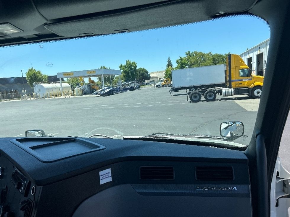 Day Cab Tractor-Heavy Duty Tractors-Freightliner-2020-T12664ST-Ceres-CA-306,155\n\t\tmiles-$ 52,000 - Image 13