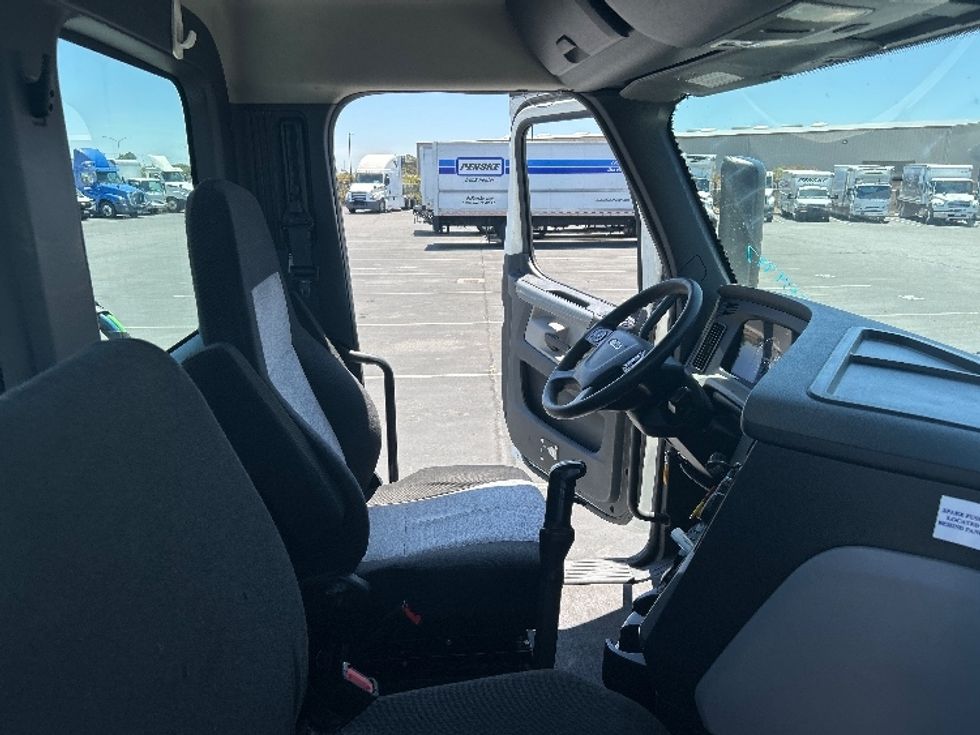 Day Cab Tractor-Heavy Duty Tractors-Freightliner-2020-T12664ST-Ceres-CA-306,155\n\t\tmiles-$ 52,000 - Image 14