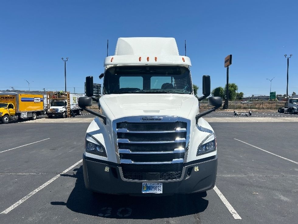 Day Cab Tractor-Heavy Duty Tractors-Freightliner-2020-T12664ST-Ceres-CA-306,155\n\t\tmiles-$ 52,000 - Image 2