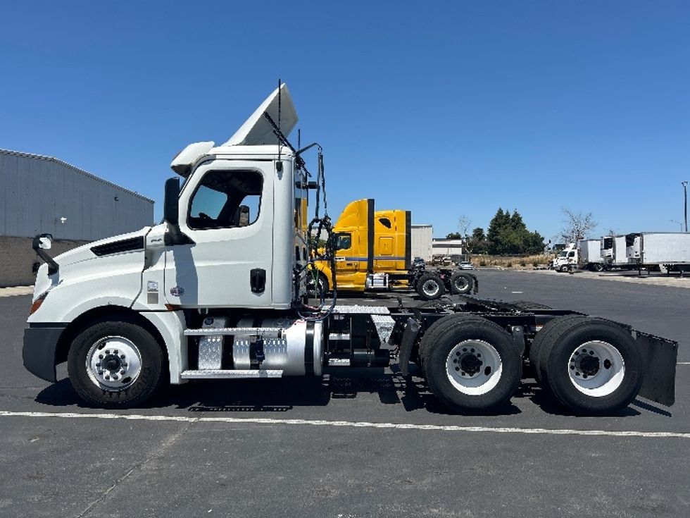Day Cab Tractor-Heavy Duty Tractors-Freightliner-2020-T12664ST-Ceres-CA-306,155\n\t\tmiles-$ 52,000 - Image 4