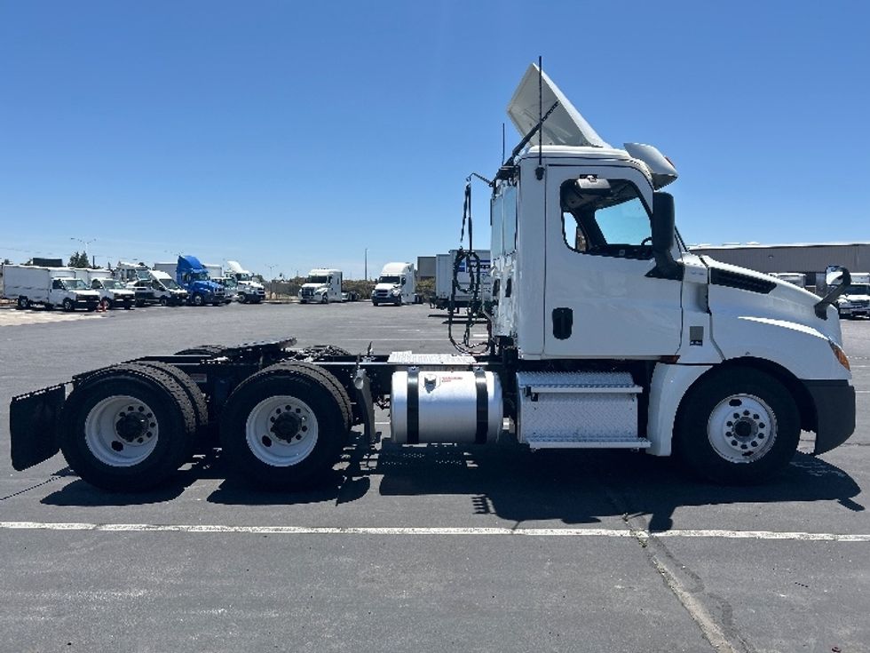 Day Cab Tractor-Heavy Duty Tractors-Freightliner-2020-T12664ST-Ceres-CA-306,155\n\t\tmiles-$ 52,000 - Image 8