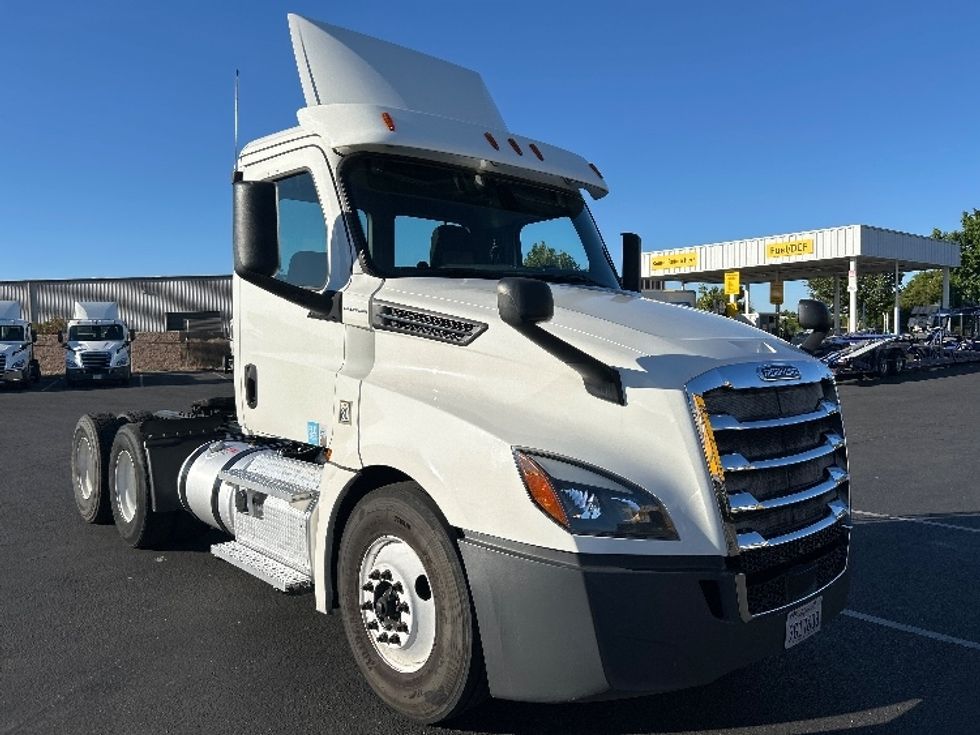 Day Cab Tractor-Heavy Duty Tractors-Freightliner-2020-T12664ST-Ceres-CA-488,568\n\t\tmiles-$ 46,500 - Image 1