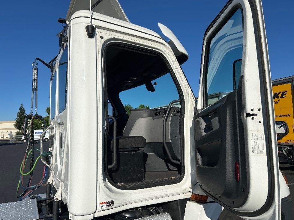 Day Cab Tractor-Heavy Duty Tractors-Freightliner-2020-T12664ST-Ceres-CA-488,568\n\t\tmiles-$ 46,500 - Image 12