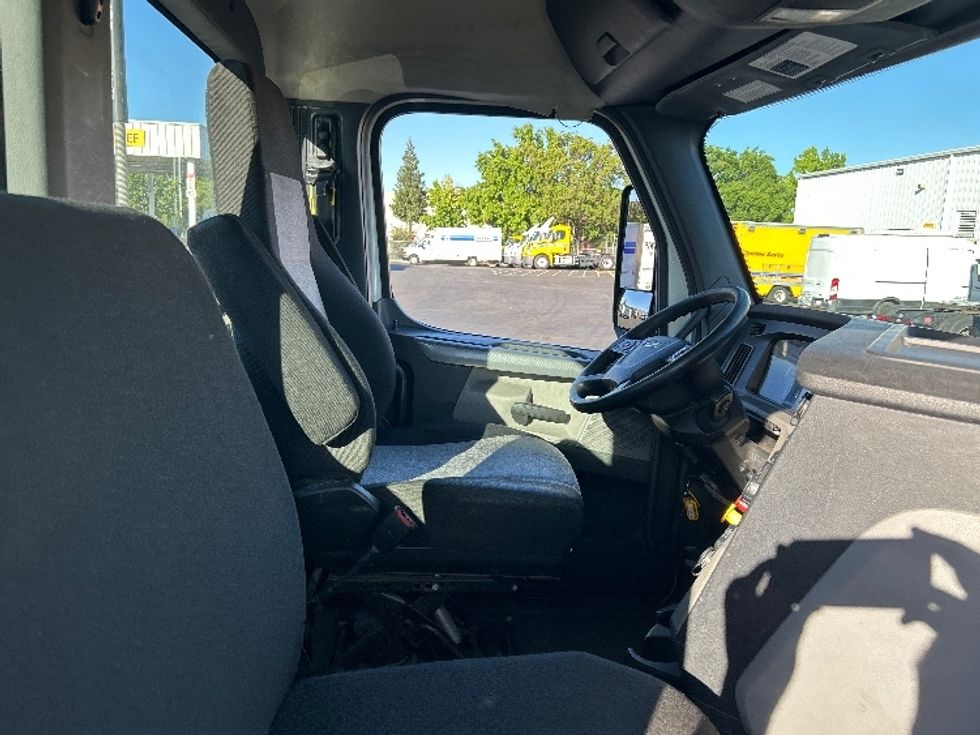 Day Cab Tractor-Heavy Duty Tractors-Freightliner-2020-T12664ST-Ceres-CA-488,568\n\t\tmiles-$ 46,500 - Image 14