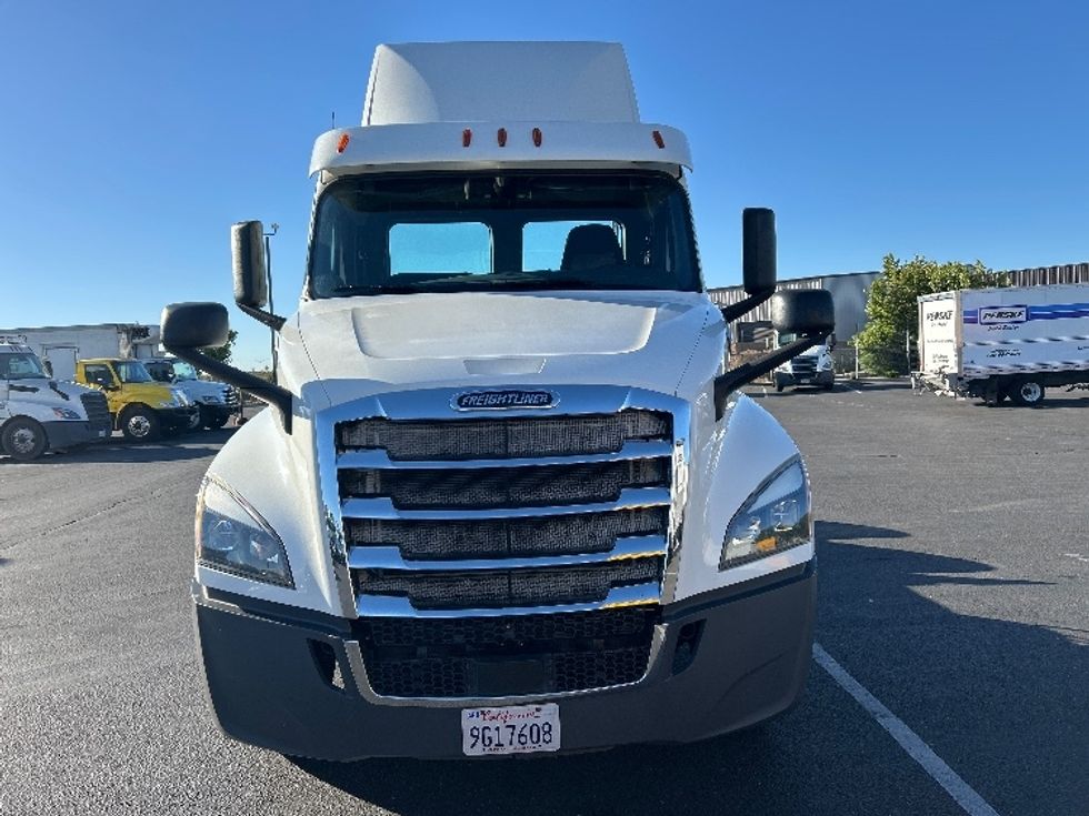 Day Cab Tractor-Heavy Duty Tractors-Freightliner-2020-T12664ST-Ceres-CA-488,568\n\t\tmiles-$ 46,500 - Image 2