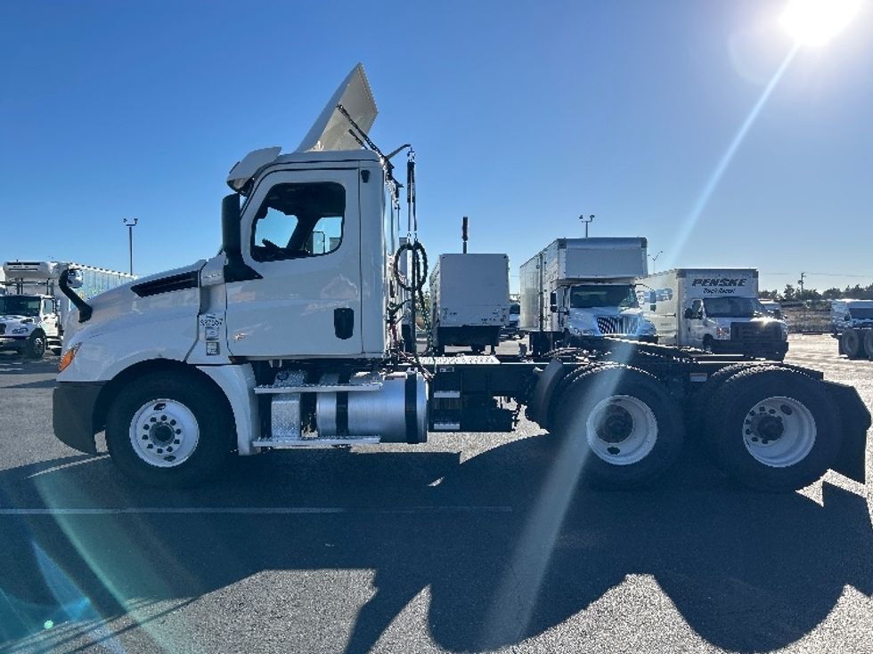 Day Cab Tractor-Heavy Duty Tractors-Freightliner-2020-T12664ST-Ceres-CA-488,568\n\t\tmiles-$ 46,500 - Image 4