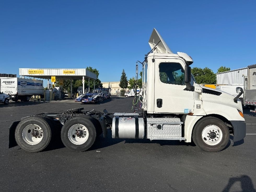 Day Cab Tractor-Heavy Duty Tractors-Freightliner-2020-T12664ST-Ceres-CA-488,568\n\t\tmiles-$ 46,500 - Image 8