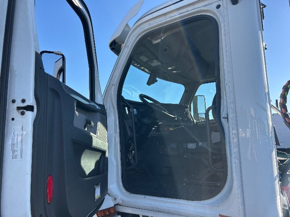 Day Cab Tractor-Heavy Duty Tractors-Freightliner-2020-T12664ST-Ceres-CA-488,568\n\t\tmiles-$ 46,500 - Image 9