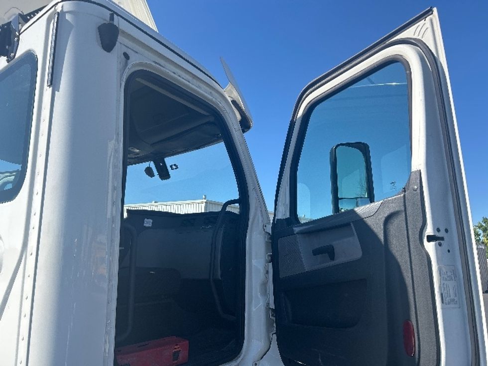 Day Cab Tractor-Heavy Duty Tractors-Freightliner-2020-T12664ST-Ceres-CA-540,670\n\t\tmiles-$ 41,750 - Image 12