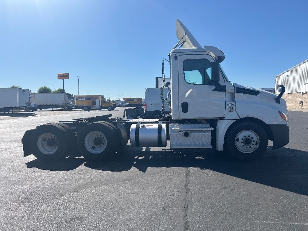 Day Cab Tractor-Heavy Duty Tractors-Freightliner-2020-T12664ST-Ceres-CA-540,670\n\t\tmiles-$ 41,750 - Image 8