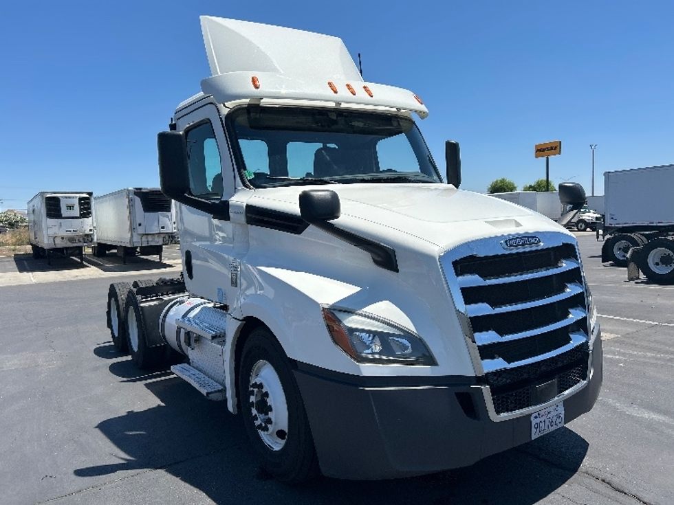Day Cab Tractor-Heavy Duty Tractors-Freightliner-2020-T12664ST-Ceres-CA-569,588\n\t\tmiles-$ 38,000 - Image 1