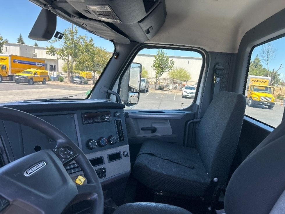 Day Cab Tractor-Heavy Duty Tractors-Freightliner-2020-T12664ST-Ceres-CA-569,588\n\t\tmiles-$ 38,000 - Image 10