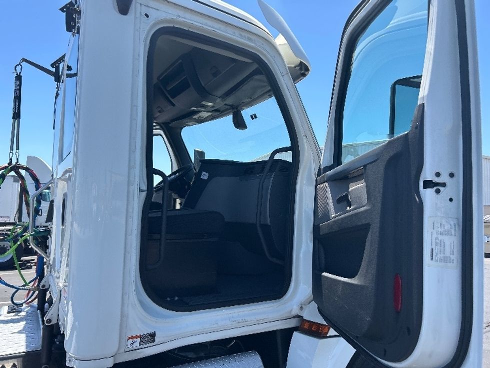Day Cab Tractor-Heavy Duty Tractors-Freightliner-2020-T12664ST-Ceres-CA-569,588\n\t\tmiles-$ 38,000 - Image 12