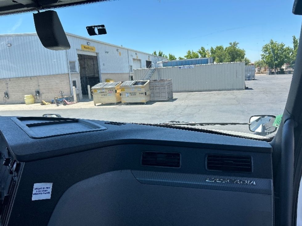 Day Cab Tractor-Heavy Duty Tractors-Freightliner-2020-T12664ST-Ceres-CA-569,588\n\t\tmiles-$ 38,000 - Image 13