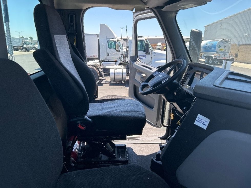 Day Cab Tractor-Heavy Duty Tractors-Freightliner-2020-T12664ST-Ceres-CA-569,588\n\t\tmiles-$ 38,000 - Image 14