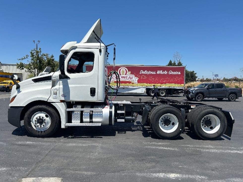 Day Cab Tractor-Heavy Duty Tractors-Freightliner-2020-T12664ST-Ceres-CA-569,588\n\t\tmiles-$ 38,000 - Image 4