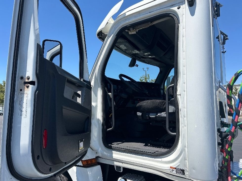 Day Cab Tractor-Heavy Duty Tractors-Freightliner-2020-T12664ST-Ceres-CA-569,588\n\t\tmiles-$ 38,000 - Image 9