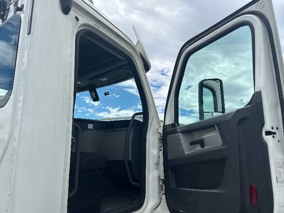 Day Cab Tractor-Heavy Duty Tractors-Freightliner-2020-T12664ST-Ceres-CA-577,877\n\t\tmiles-$ 37,250 - Image 12
