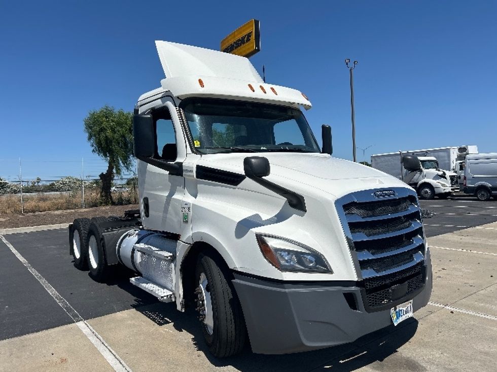 Day Cab Tractor-Heavy Duty Tractors-Freightliner-2020-T12664ST-Ceres-CA-578,481\n\t\tmiles-$ 32,500 - Image 1