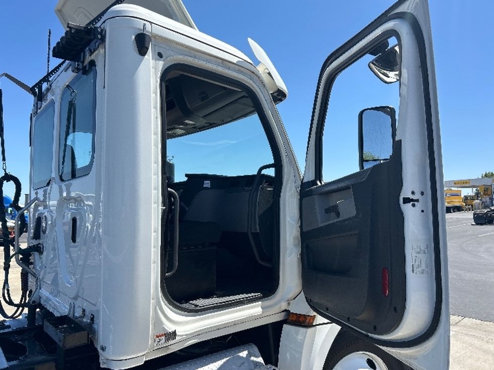 Day Cab Tractor-Heavy Duty Tractors-Freightliner-2020-T12664ST-Ceres-CA-578,481\n\t\tmiles-$ 32,500 - Image 12
