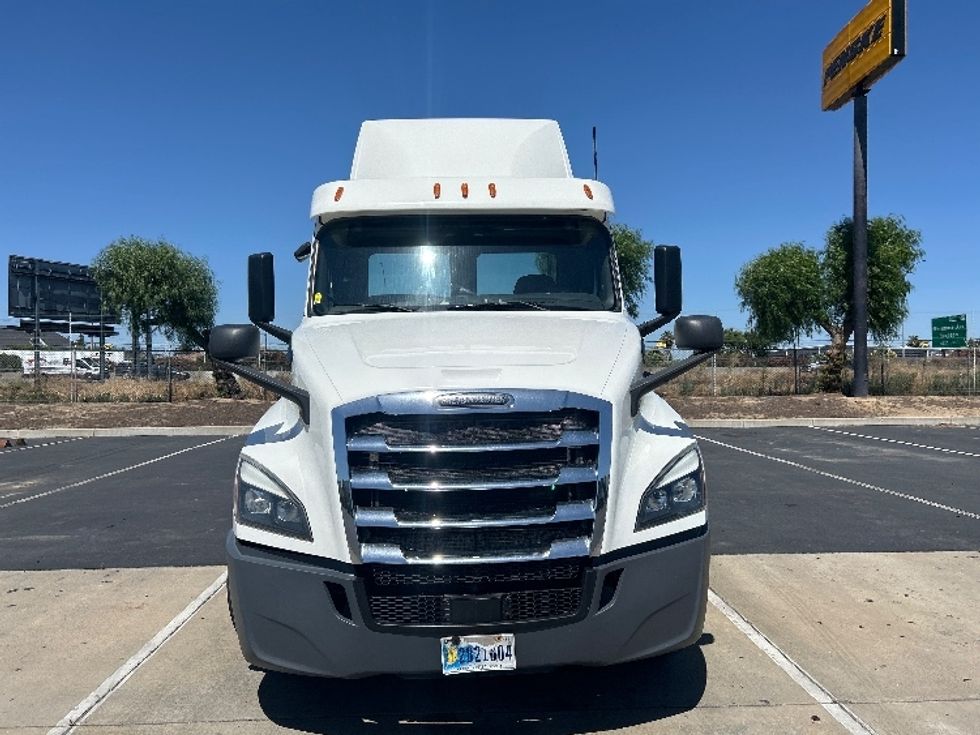 Day Cab Tractor-Heavy Duty Tractors-Freightliner-2020-T12664ST-Ceres-CA-578,481\n\t\tmiles-$ 32,500 - Image 2