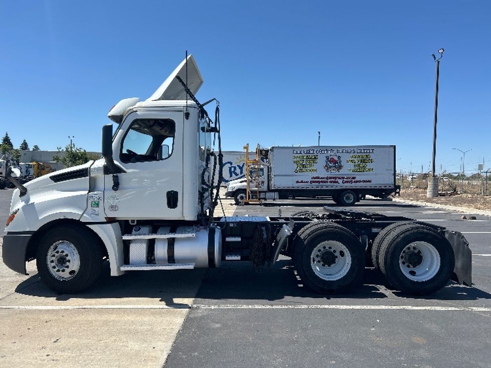 Day Cab Tractor-Heavy Duty Tractors-Freightliner-2020-T12664ST-Ceres-CA-578,481\n\t\tmiles-$ 32,500 - Image 4