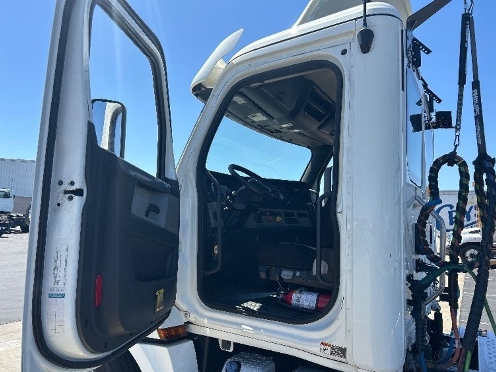 Day Cab Tractor-Heavy Duty Tractors-Freightliner-2020-T12664ST-Ceres-CA-578,481\n\t\tmiles-$ 32,500 - Image 9