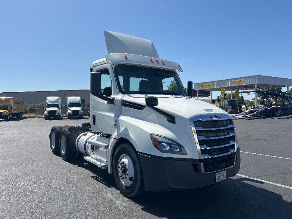 Day Cab Tractor-Heavy Duty Tractors-Freightliner-2020-T12664ST-Ceres-CA-593,450\n\t\tmiles-$ 32,750 - Image 1
