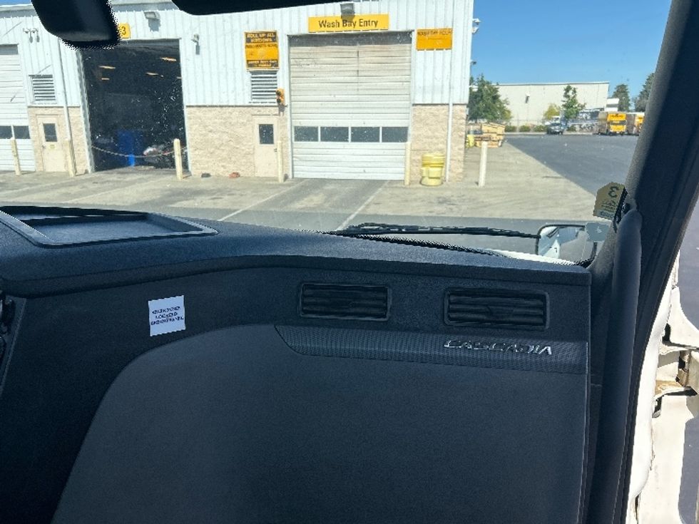 Day Cab Tractor-Heavy Duty Tractors-Freightliner-2020-T12664ST-Ceres-CA-593,450\n\t\tmiles-$ 32,750 - Image 12