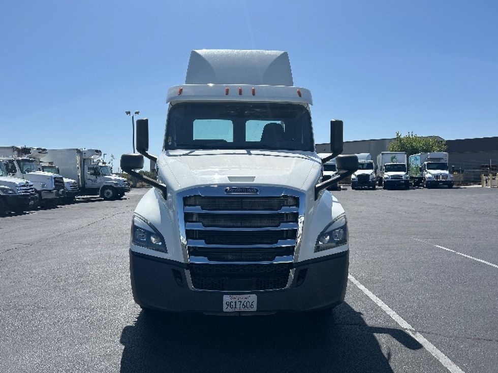Day Cab Tractor-Heavy Duty Tractors-Freightliner-2020-T12664ST-Ceres-CA-593,450\n\t\tmiles-$ 32,750 - Image 2