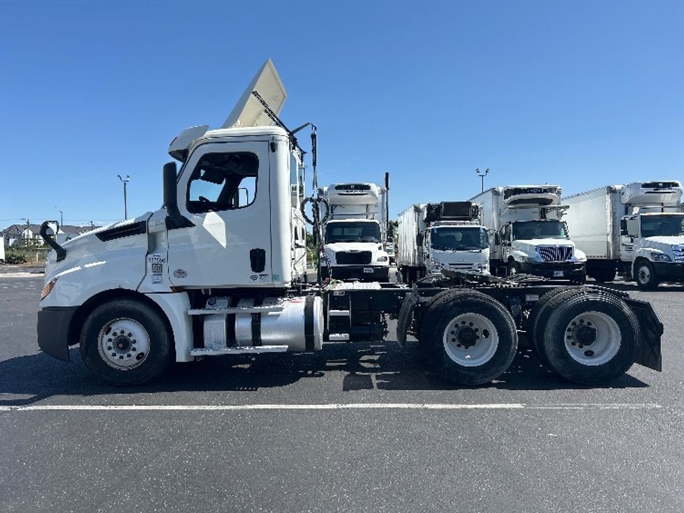 Day Cab Tractor-Heavy Duty Tractors-Freightliner-2020-T12664ST-Ceres-CA-593,450\n\t\tmiles-$ 32,750 - Image 4