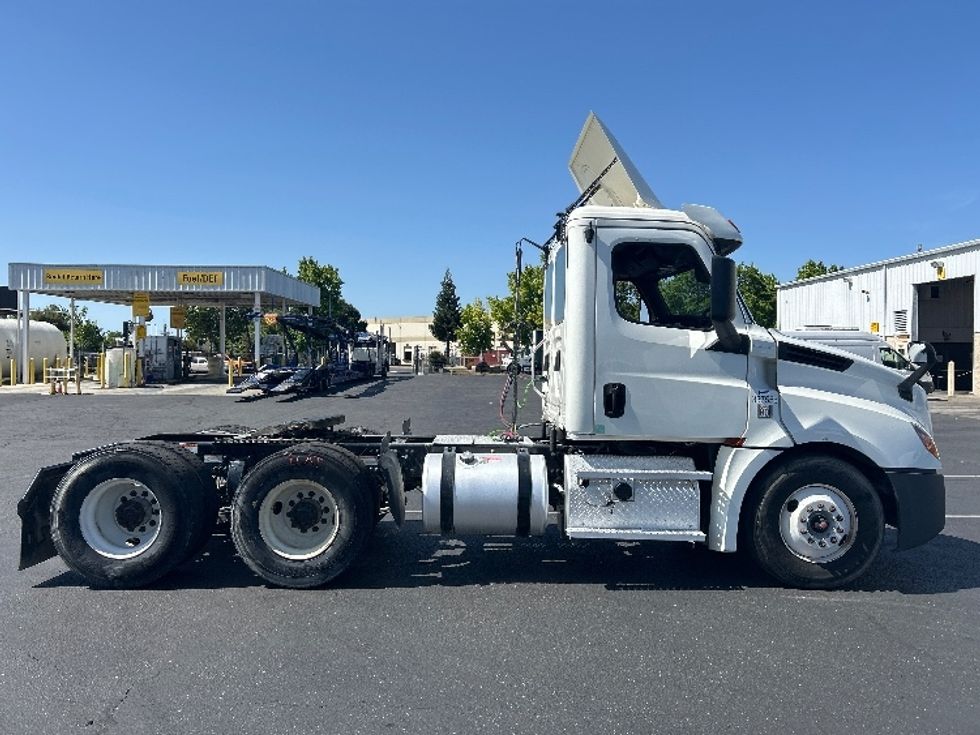 Day Cab Tractor-Heavy Duty Tractors-Freightliner-2020-T12664ST-Ceres-CA-593,450\n\t\tmiles-$ 32,750 - Image 8
